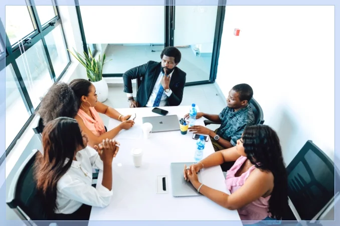 KI-generiertes Symbolbild: Team-Meeting im Büro mit SEO Friedrich Hofbauer